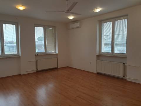  PRENÁJOM: Kancelársky priestor,  22 m2 - KOMÁRNO