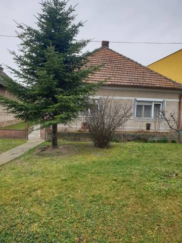  PREDANÉ: Rodinný dom s pozemkom 870 m2 - Búč, okr. KN