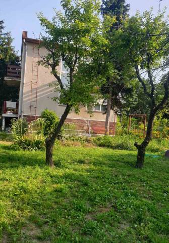  PREDANÉ: Rodinný dom s pozemkom - KOMÁRNO