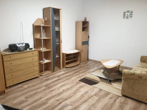  PRENAJATÉ : 1 izbový byt, 32 m2 - Komárno
