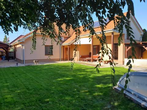  PREDAJ : 6 - izbový rodinný dom s pozemkom 680 m2 - KOMÁRNO, NOVÁ CENA