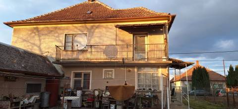  PREDANÉ: Rodinný dom s pozemkom 2 000 m2 - Patince