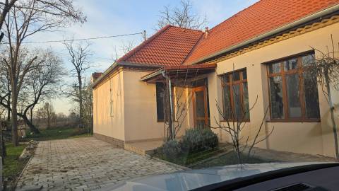  PREDANÉ: Rodinný dom s terasou a pekným pozemkom - HOLIARE