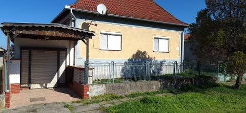  PREDAJ: Rodinný dom s garážou + vedľajšia stavba - Trávnik, okr. KN