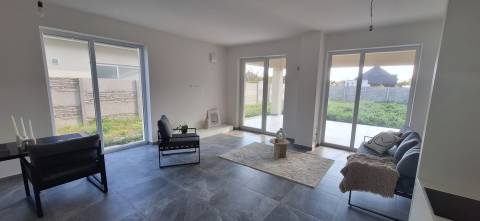  PREDAJ: Novostavba rodinného domu s terasou - TRÁVNIK, okr. KN