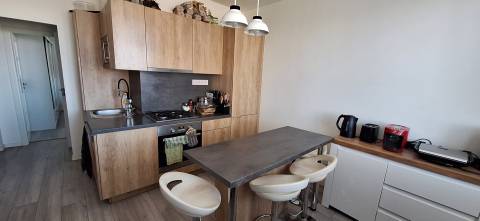  PREDAJ: 2 izbový moderný byt s balkónom,komplet.rekonštr. - KOMÁRNO