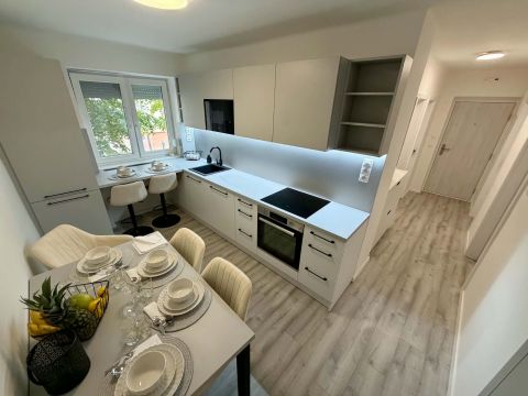  PREDAJ: 2 izbový tehlový byt, 58 m2 - KOMÁRNO